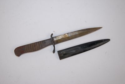 deux couteaux sont posés côte à côte sur une surface blanche