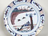 une assiette bleue et blanche décorée d'une peinture