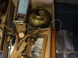 une boîte remplie d'objets hétéroclites posée sur le sol
