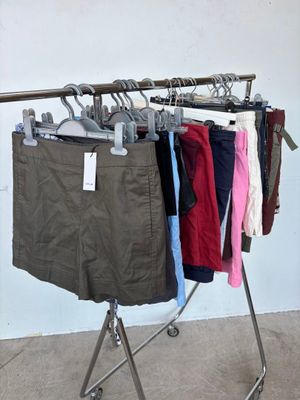 un portant avec des vêtements suspendus dans une pièce