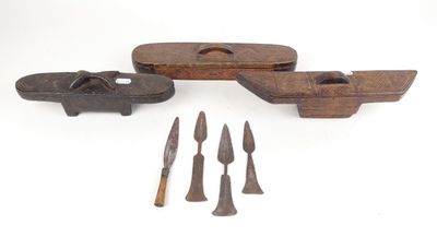 trois vieux outils sont posés sur une surface blanche