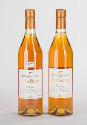 deux bouteilles de vin posées l'une à côté de l'autre sur une surface blanche