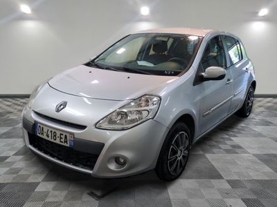 la photo d'une petite voiture argentée garée dans un garage