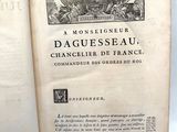 un livre ouvert avec l'image d'un oiseau dessus