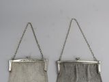 deux sacs à main en maille argentée avec des anses en chaîne