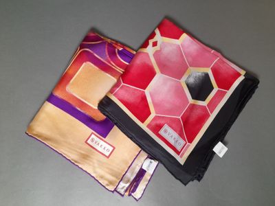 VAKKO. Lot de deux carrés en twill de soie à décors géométri…