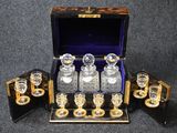 une photo représentant un lot de six carafes en verre dans un coffret en bois