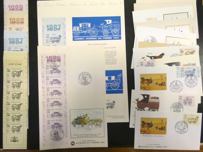 de nombreux timbres de différents types sur un dossier noir