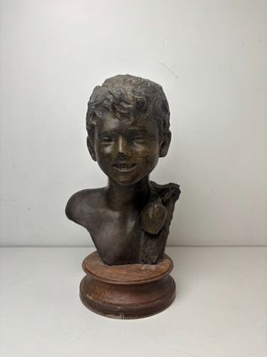 buste en bronze représentant un garçon tenant un oiseau, posé sur un socle en bois