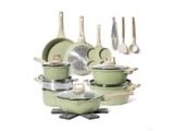 tout un tas de casseroles et de poêles posées sur une table