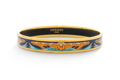 un gros plan d'un bracelet jaune et noir sur fond blanc