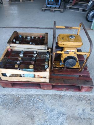 une caisse en bois contenant des bouteilles de bière, posée sur une palette