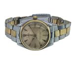 une image représentant une montre-bracelet argentée et dorée sur fond blanc