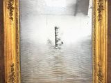 une photo montrant le reflet d'un bateau dans l'eau