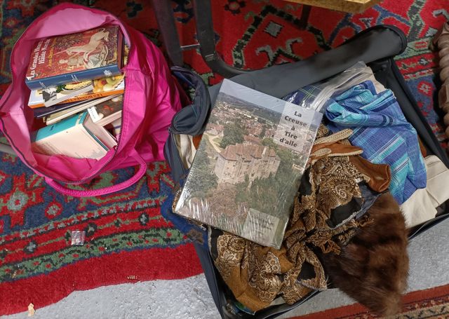 Valise garnie de draps anciens, quelques accessoires de maroquine