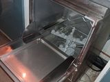 un four ouvert, posé à même le sol dans la cuisine