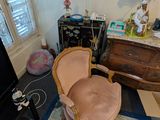 un salon avec un fauteuil et une télévision