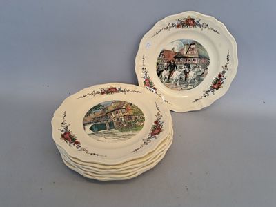 plusieurs assiettes sont empilées sur une table