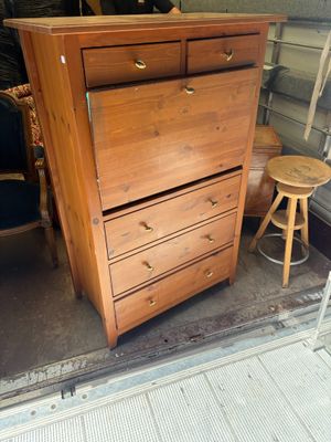 une commode et un tabouret à l'arrière d'un camion