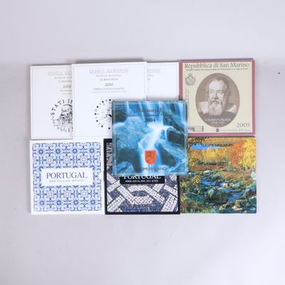 de nombreux livres posés sur une table blanche, avec des images dessus