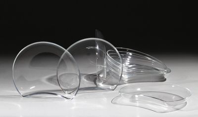 trois verres à vin vides posés sur une table