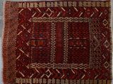 un vieux tapis orné d'un motif rouge