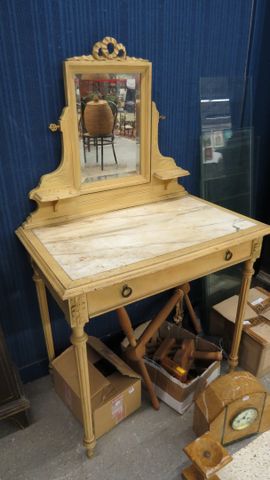 Coiffeuse rechampie blanc, plateau marbre. Miroir décor au nœud