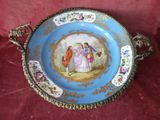 une assiette bleue sur laquelle est représenté un couple