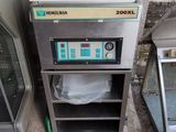 une machine posée par terre à côté d'un poêle