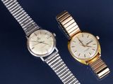 une photo montrant deux montres posées l'une à côté de l'autre sur une table