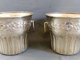 paire de vases anciens en métal argenté, munis d'anses et de poignées