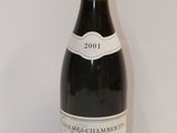 la bouteille de vin est posée sur la table à côté du mur