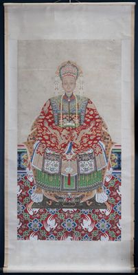 une peinture orientale représentant un homme vêtu d'une robe rouge, assis sur un tapis rouge