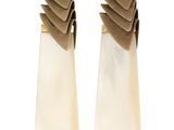 une paire de boucles d'oreilles blanches et dorées sur fond blanc