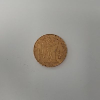 une pièce d'or sur laquelle est représenté un éléphant