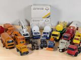 un grand nombre de camions jouets posés sur une table