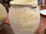 deux grands vases posés sur une table dans une pièce