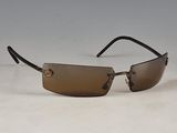 lunettes de soleil marron avec une monture noire et des verres marron sur un fond blanc