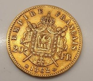 une pièce d'or ornée d'un blason et d'une couronne