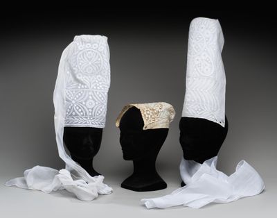 trois chapeaux avec des lacets blancs et un chapeau blanc posé sur une tête de mannequin