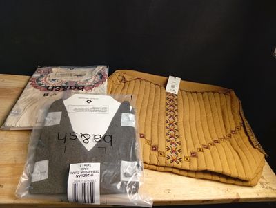 deux vêtements posés l'un à côté de l'autre sur une table