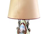 une lampe sur laquelle figure l'image d'une femme