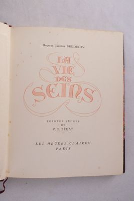 un livre ouvert sur une table