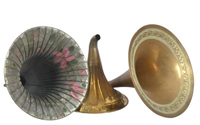 deux instruments de musique anciens en laiton, placés l'un à côté de l'autre