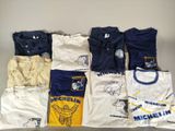 de nombreux t-shirts disposés sur une table