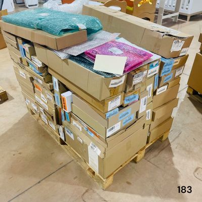 une pile de boîtes empilées les unes sur les autres