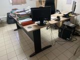un bureau équipé d'un écran d'ordinateur et d'un clavier