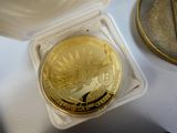 une pièce d'or posée dans une boîte sur une table
