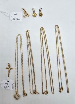 une collection de colliers et de boucles d'oreilles en or