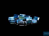 quelques cubes de verre bleus et verts posés sur une surface noire